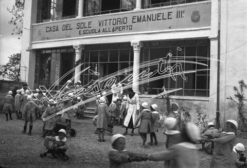 Casa del Sole. pellicola - negativo bianco e nero fto mm 60x60