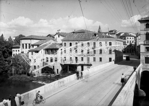 Ponte Pusterla : Sullo sfondo la Tipografia G. Rumor. lastra di vetro - negativo bianco e nero fto mm 130x180