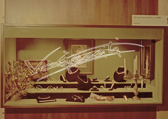 Fiera di Vicenza 1967 : Mostra dell`Oreficeria: Stand GOI F.lli Piccoli e Roma. Pellicola - negativo colore f.to mm 130X180