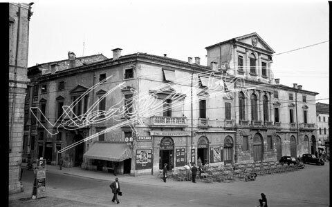 Palazzo Piovini : in Piazza Castello. pellicola - negativo bianco e nero fto mm 60x90