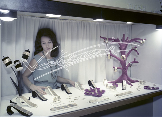 Fiera Campionaria di Vicenza 1964: Stand Oreficeria Dionisi. Pellicola - negativo colori f.to mm 90X120