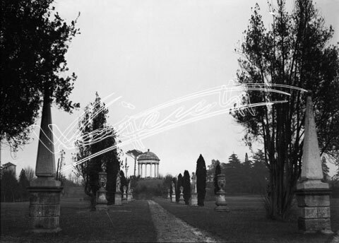 Parco Querini : Tempietto Ionico. pellicola - negativo bianco e nero fto mm 90x120