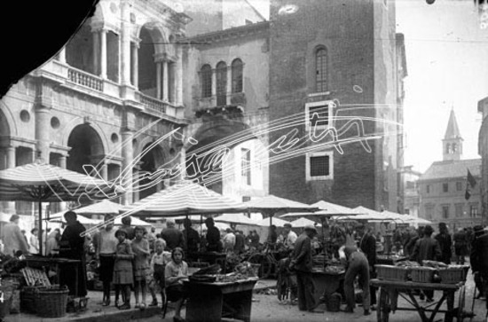 Piazza delle Erbe. lastra di vetro - negativo bianco e nero fto mm 100x150