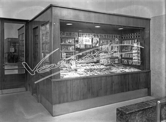 Stazione Ferroviaria: Edicola dei Giornali. Lastra di vetro - negativo bianco e nero fto mm 180x240