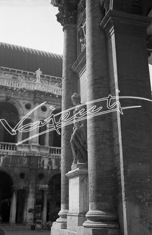 Loggia del Capitanio : Piazza dei Signori. pellicola - negativo bianco e nero fto mm 60x90