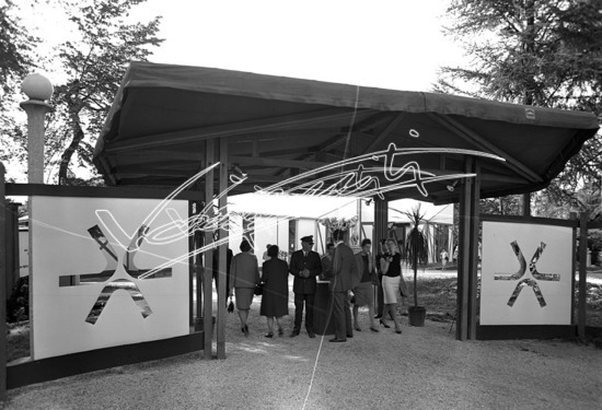 Fiera di Vicenza 1966 : Salone Internazionale della Ceramica: Giardino Salvi. Pellicola - negativo bianco e nero fto mm 130X180