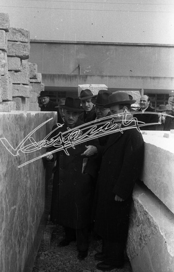 Fiera Campionaria di Vicenza 1948 : On. Antonio Cavalli: Visita alle industrie Vicentine. Pellicola - negativo bianco e nero f.to mm 24X36