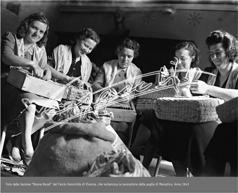 Lavorazione della paglia : Fascio Femminile, Donne Rurali. File digitale MB 100