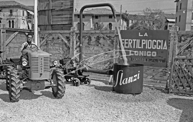 Fiera Campionaria di Vicenza 1953 Meccanizzazione Agricola.