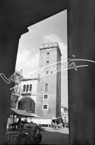 Piazza delle Erbe : Torre del Girone. pellicola - negativo bianco e nero fto mm 60x90