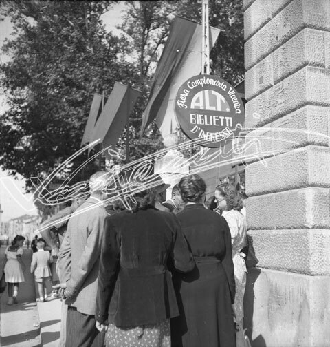 Fiera Campionaria di Vicenza 1946 : Pubblico. pellicola - negativo bianco e nero fto mm 60x60