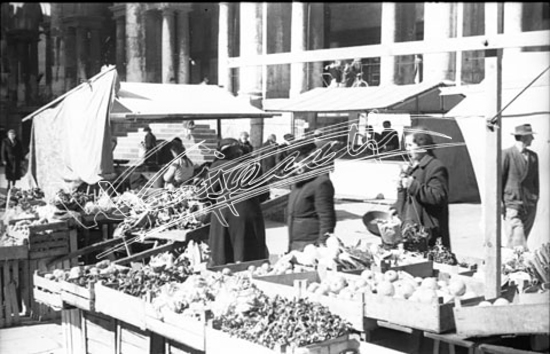 Piazza delle Erbe. pellicola - negativo bianco e nero fto mm 24X36