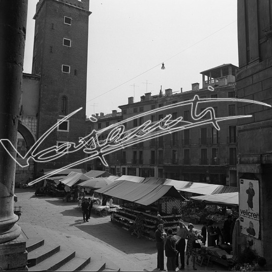 Piazza delle Erbe. Pellicola - negativo bianco e nero f.to mm 60x60