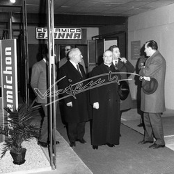 Fiera di Vicenza 1969 Salone Internazionale della Ceramica Visita di Zinato Carlo Vescovo di Vicenza Fiera di Vicenza 1969 Salone Internazionale della Ceramica Visita di Zinato Carlo Vescovo di Vicenza