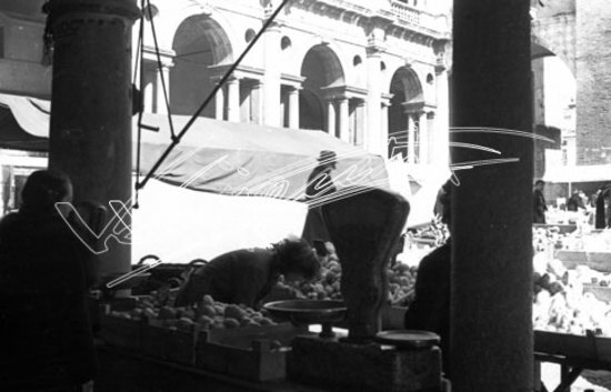 Piazza delle Erbe. pellicola - negativo bianco e nero fto mm 24X36