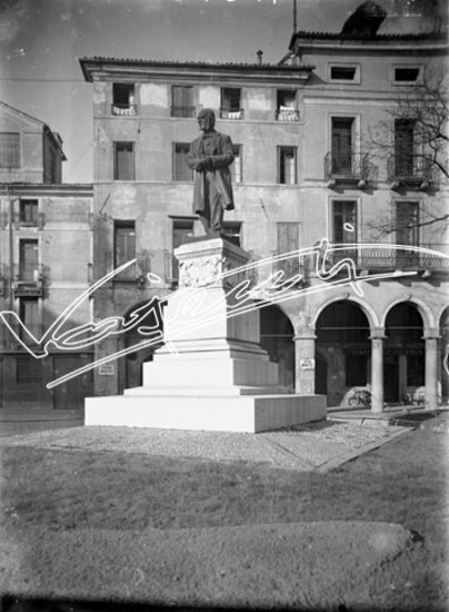 Monumento a Fedele Lampertico : Scultore Spazzi 1924 - Casa Meschinelli. lastra di vetro - negativo bianco e nero fto mm 130x180