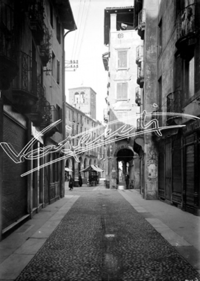 Contrà Muschieria - Contrà Garibaldi. lastra di vetro - negativo bianco e nero fto mm 130x180