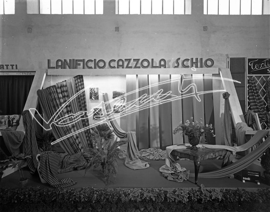 Fiera Campionaria di Vicenza 1948 : Stand Lanificio Cazzola. Lastra di vetro - negativo bianco e nero fto mm 240X300