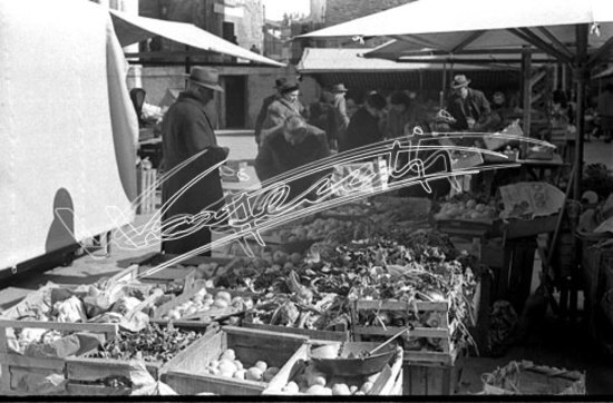 Piazza delle Erbe. pellicola - negativo bianco e nero fto mm 24X36