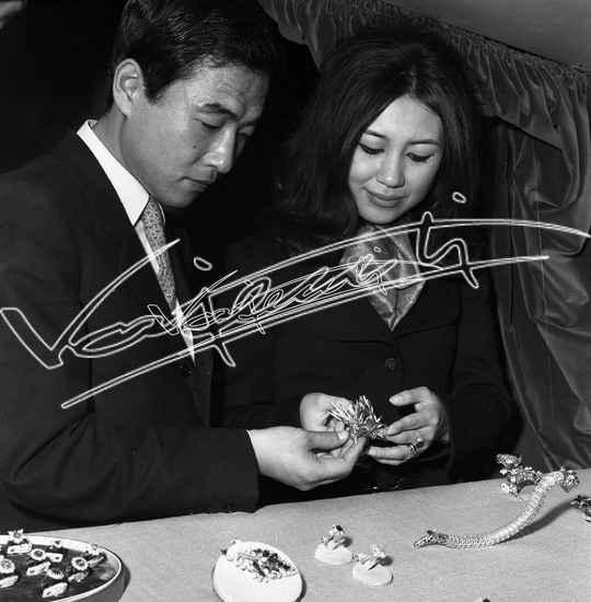 Fiera di Vicenza 1969 : Mostra dell`Oreficeria: Stand Gioielleria Graser. Pellicola - negativo bianco e nero fto mm 60x60