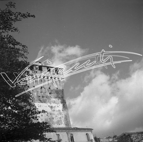 Porta Castello. pellicola - negativo bianco e nero fto mm 60x60