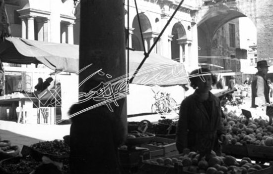 Piazza delle Erbe. pellicola - negativo bianco e nero fto mm 24X36