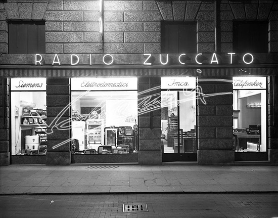 Negozio Zuccato. Lastra di vetro - negativo bianco e nero fto mm 240X300