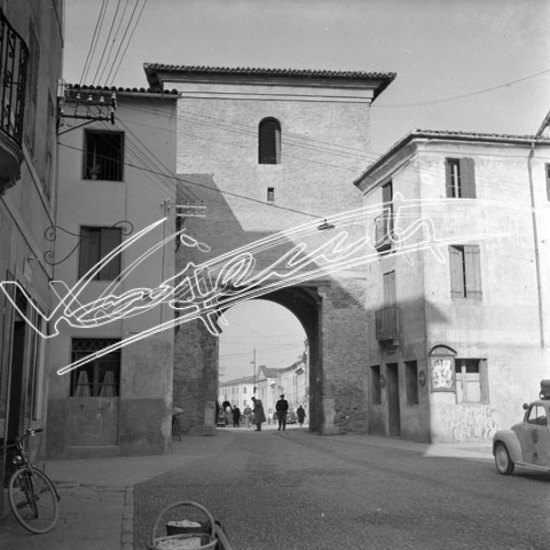 Porta Santa Lucia. pellicola - negativo bianco e nero fto mm 60x60