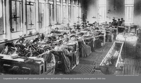 Il Valore della Mano : Cento anni di evoluzione dell`Artigianato Orafo. Pellicola - negativo colori f.to mm 90X120