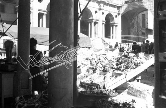 Piazza delle Erbe. pellicola - negativo bianco e nero fto mm 24X36