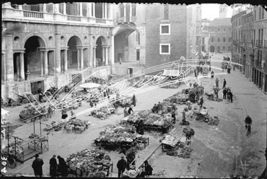 Piazza delle Erbe. lastra di vetro - negativo bianco e nero fto mm 100x150