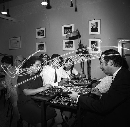 Fiera di Vicenza 1969 : Mostra dell`Oreficeria: Stand Gioielleria Graser. Pellicola - negativo bianco e nero fto mm 60x60