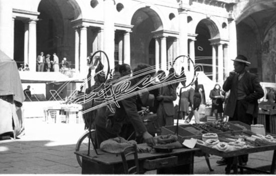 Piazza delle Erbe. pellicola - negativo bianco e nero fto mm 24X36