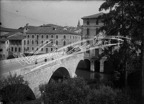 Ponte Pusterla : Sullo sfondo la Tipografia G. Rumor. lastra di vetro - negativo bianco e nero fto mm 130x180