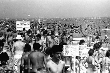 vacanze anni settanta turismo CALDO SPIAGGIA MARE TURISTI