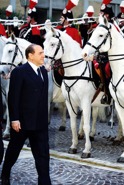 SILVIO BERLUSCONI PRESIDENTE DEL CONSIGLIO IN VISITA ALLA SCUOLA UFFICIALI CARABINIERI