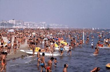 RICCIONE ESTATE TURISMO TURISTI SPIAGGIA SPIAGGE BAGNANTI MARE COSTUME ANNI 80 RICCIONE ESTATE TURISMO TURISTI SPIAGGIA SPIAGGE BAGNANTI MARE COSTUME ANNI 80