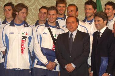 SILVIO BERLUSCONI CON LA SQUADRA NAZIONALE DI PALLAVOLO