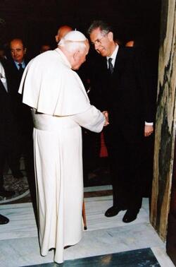 MARIO MONTI con Papa Giovanni Paolo II nel 2001