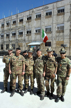 CONTINGENTE ITALIANO IN AFGHANISTAN MILITARI NATO CAMP INVICTA ISAF KABUL AFGHANISTAN