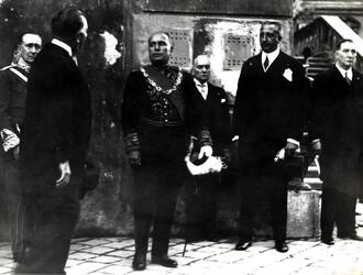 Benito Mussolini Duce dell Italia fascista in uniforme di Primo Ministro con Guglielmo Marconi