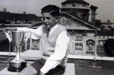 MARIO MONTI con la Coppa per il vincitore del Mondiale di Formula UNO Manuel Fangio giovane