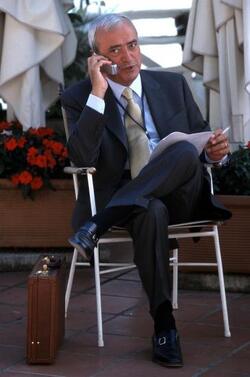 ANTONIO MARTINO POLITICO AL CELLULARE