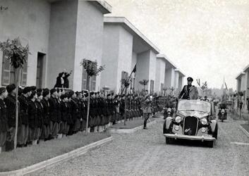 Benito Mussolini Duce dell Italia fascista sull automobile all assegnazione delle case popolari