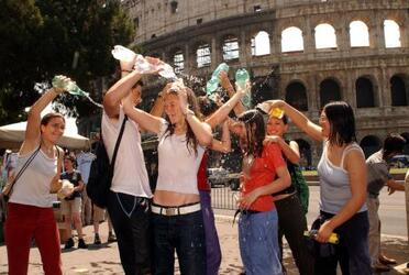 CALDO ESTATE TURISTI ACQUA