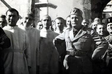 Benito Mussolini Duce dell Italia fascista con i frati