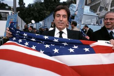 FABRIZIO DEL NOCE MANIF. A FAVORE DEGLI USA BANDIERA