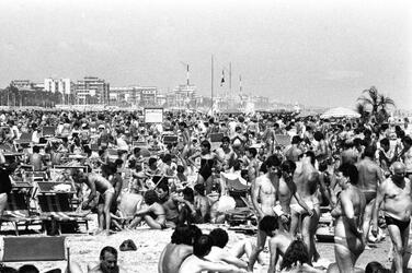 vacanze anni settanta turismo CALDO MARE SPIAGGIA TURISTI