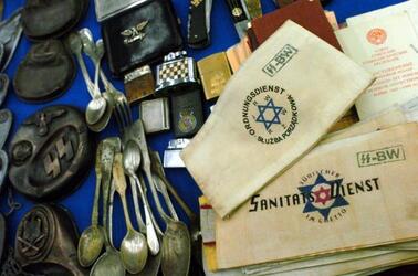 MILITARIA MOSTRA CIMELI MILITARI FASCETTE DA BRACCIO IDENTIFICATIVE DEI DEPORTATI EBREI NEI CAMPI DI CONCENTRAMENTO NAZISMO FASCISMO