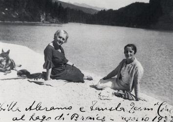 SIBILLA ALERAMO SCRITTRICE CON FAUSTA CIALENTE LAGO DI BRAIES AGOSTO 1933